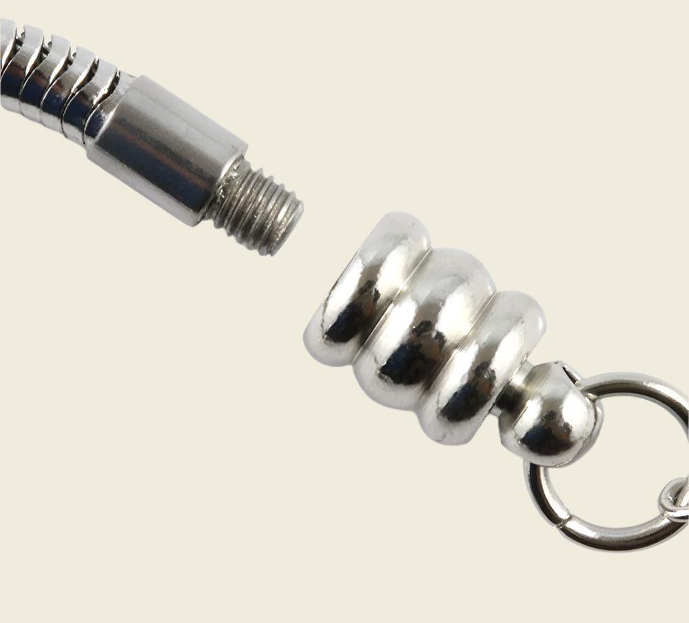 Screwing a pendant into a steel necklace